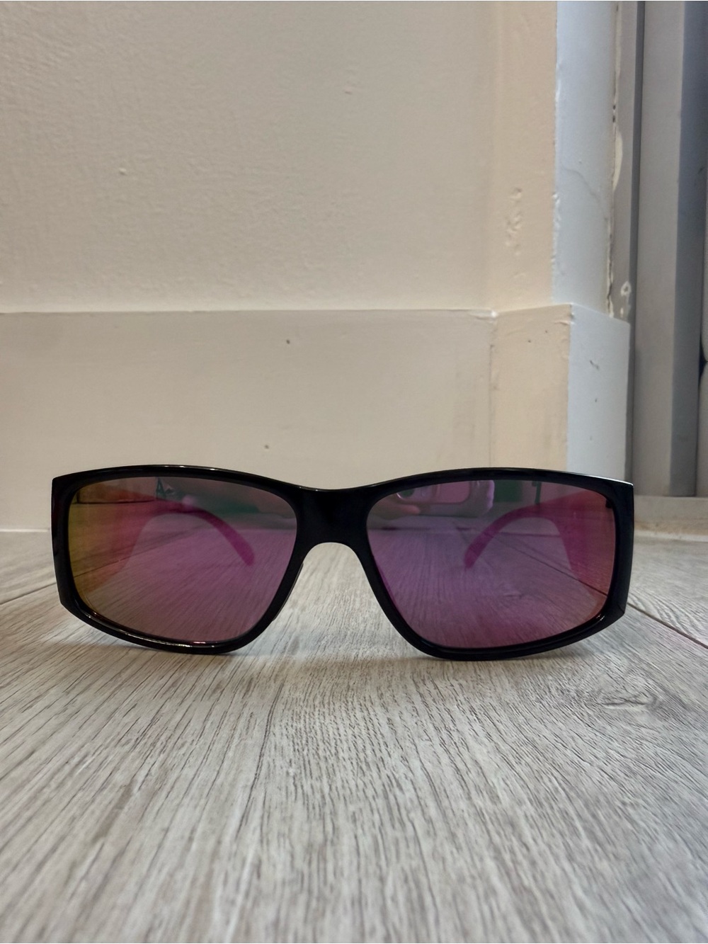 SMITH Monroe Peak Black Frame Sunglasses with Red Lenses and Red Pouch - Picture 5 of 10